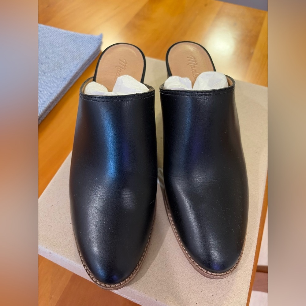 The madewell clogs are brand new- never worn true black size 7